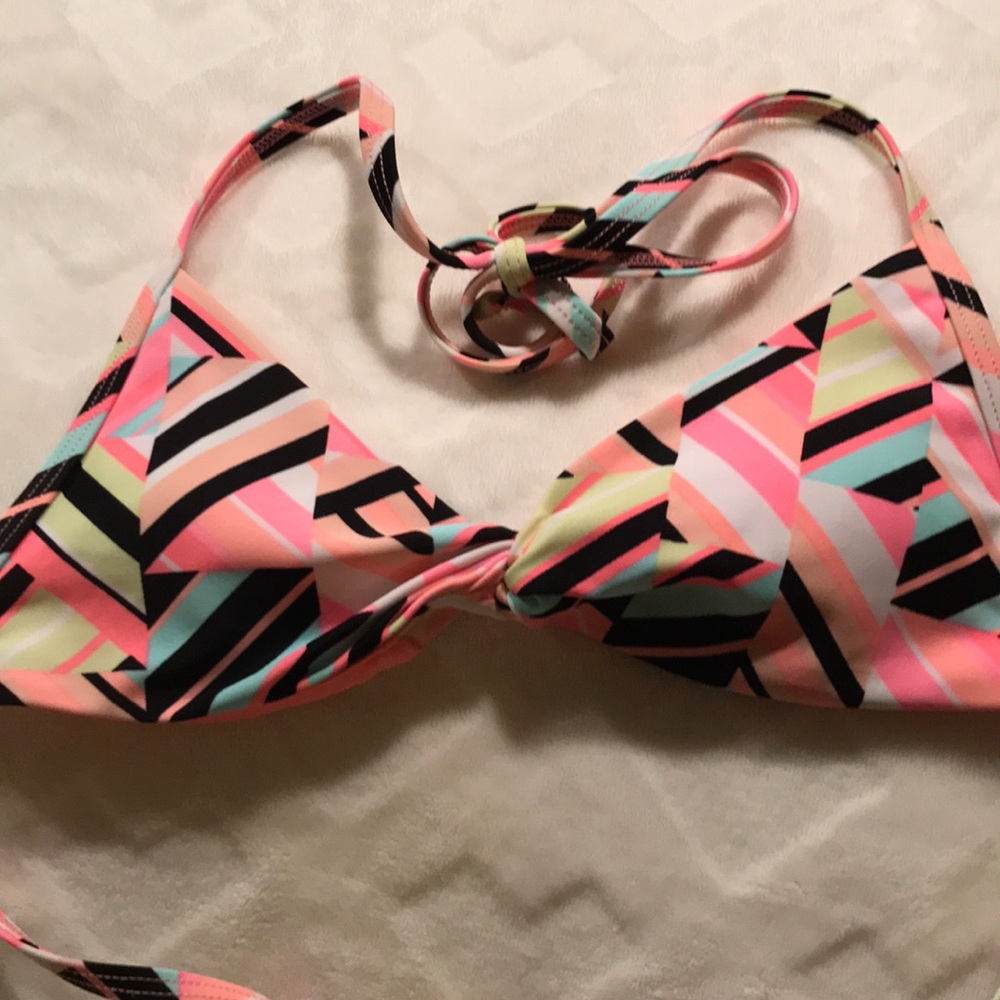 💙NWOT multi-colored bikini top from Xhilaration💙